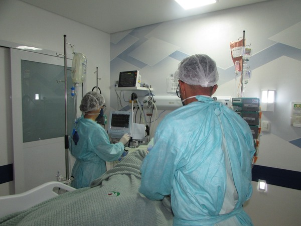 Os profissionais de saúde alertam: a pandemia não acabou 